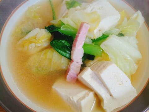 キャベツ 小松菜 豆腐 ベーコンのシャンタンスープ